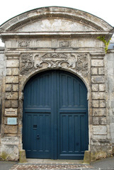 Ville de Mortagne-au-Perche, vieux porche en pierre et portail bleu, centre historique de la ville,...