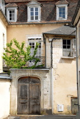 Ville de Mortagne-au-Perche, vieille bâtisses et façades du centre historique de la ville, vieux porche et portail en bois, département de l'Orne, France