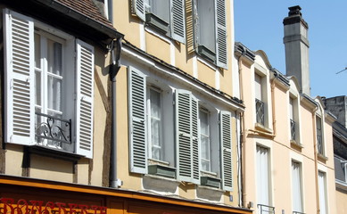 Ville de Mortagne-au-Perche, vieilles façades du centre historique de la ville,  vieux volets en bois, département de l'Orne, France