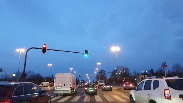 Jazda samochodem po ulicach miasta. Timelaps.