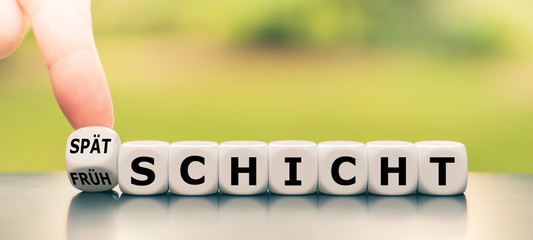 Hand dreht einen Würfel und ändert das Wort 