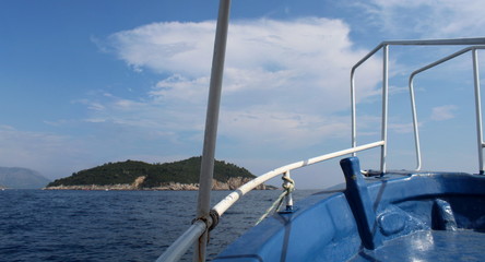 Fototapeta na wymiar Gita in barca sul lago in Estate - viaggiare