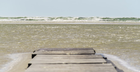 Strand wird bei Flut vom Meer überspült