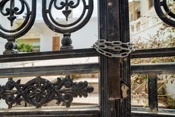 Mit Kette gesichertes alts Eisentor zu einer Wohnanlage