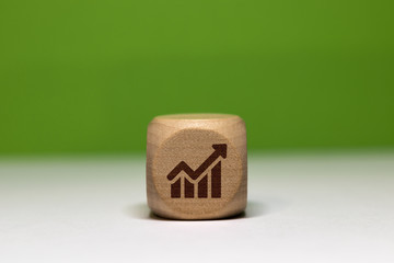 Pictogramme croissance / économie sur cube en bois