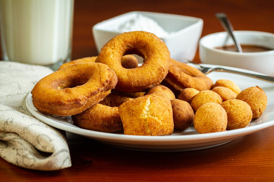 donuts on plate
