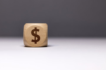 Pictogramme dollar / économie sur cube en bois