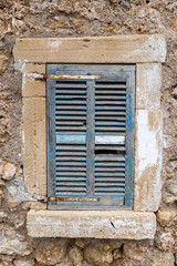 Fototapeta na wymiar Alter Fensterladen auf der Insel Mallorca, Spanien