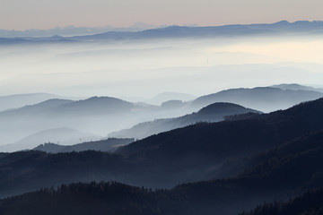 Fototapeta na wymiar Dunst und Nebel über dem Schwarzwald