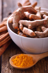 Turmeric roots and powder