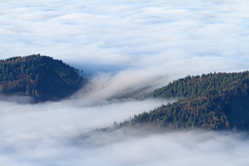 Bergspitze im Nebelmeer