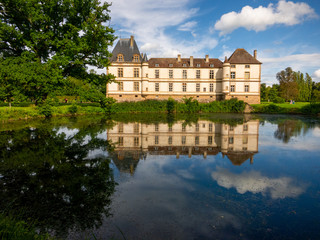 Schloss Chateau Cormatin mit Waserspiegelung im Burgund in Frankreich