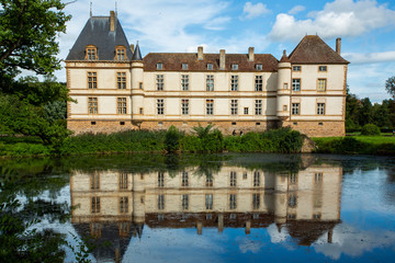 Fototapeta na wymiar Schloss Chateau Cormatin mit Waserspiegelung im Burgund in Frankreich