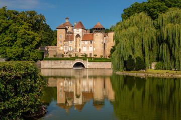 Fototapeta na wymiar Schloss Sercy im Burgund in Frankreich
