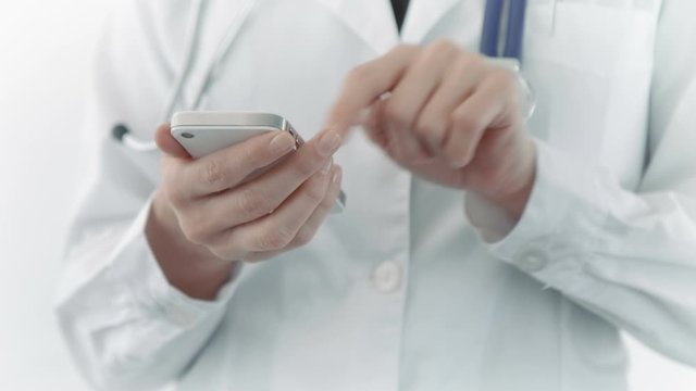 Female doctor using a mobile phone. Lateral dolly. More options in my portfolio. 