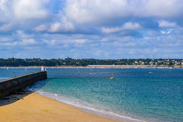 Fototapeta na wymiar vue sur la baie du corsaire La digue, appelée Môle des Noires et son phare Saint Malo bretagne france 