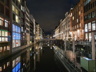 Budynki nad kanałami wodnymi w centrum miasta. Hamburg, Niemcy