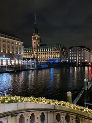 Obraz premium Budynki nad kanałami wodnymi w centrum miasta. Hamburg, Niemcy
