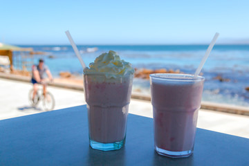 Refrescante batido de fresa junto a la playa