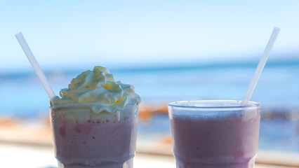 Refrescante batido de fresa junto a la playa
