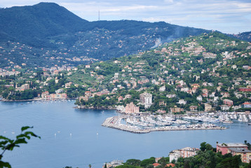 Fototapeta na wymiar Panorama di Rapallo dalla frazione di Sant'Ambrogio a Zoagli