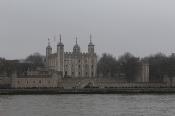 Fototapeta premium PHOTO OF THE TOWER OF LONDON ON A CLOUDY DAY