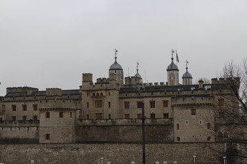 Fototapeta na wymiar PHOTO OF THE TOWER OF LONDON ON A CLOUDY DAY