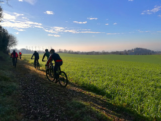 Obraz premium mountain bikers on the country road
