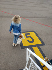 una mujer caminando sobre una señal con el numero 5