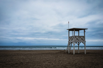vista de una playa desolada con una caseta del salvavidas
