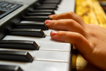Obraz premium musician plays the piano, selective focus with shallow depth of field.