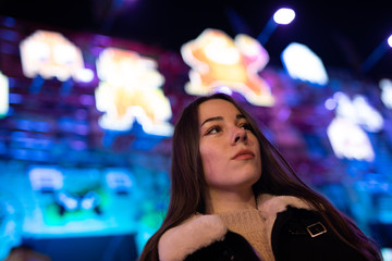 Fototapeta premium Frau im Weihnachtsmarkt Berlin 
