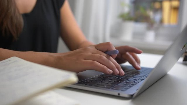 Frau tippt auf Laptop Tastatur - Startup, Student, Business
