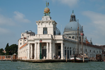Venice, Italy: the Dogana building, (Punta della Dogana),  Church Santa Maria della Salute behind it - obrazy, fototapety, plakaty