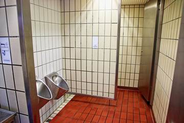 Toilette Autobahnparkplatz in Deutschland, für Männer