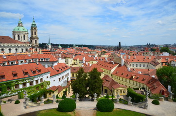 Blick auf die Dächer der goldenen Stadt Prag