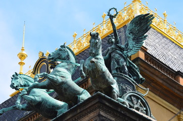 Figurengruppe an der Nationaloper, Prag