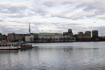 Fototapeta na wymiar Wintermorgen in Hamburg; Blick über die Binnenalster zum Neuen Jungfernstieg