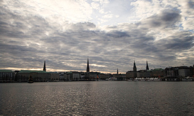 Fototapeta na wymiar Wintermorgen in Hamburg; Blick über die Binnenalster
