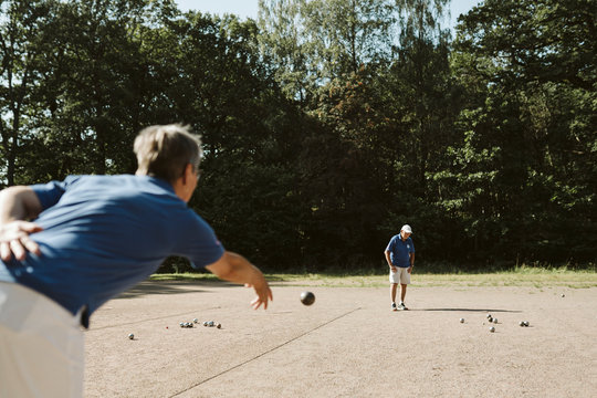 People playing p&raquo;tanque