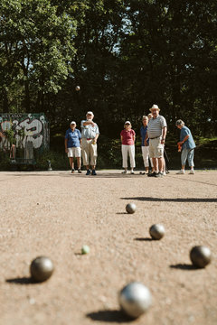 People playing p&raquo;tanque