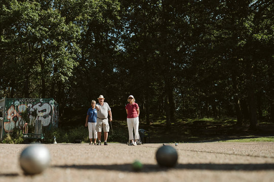 People playing p&raquo;tanque