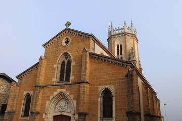 Fototapeta na wymiar Eglise Saint Georges du village de Chevinay - Département du Rhône - France - Vue extérieure