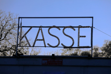 Kasse, Vintage Kassenhaus mit Neonröhre, Leuchtreklame, Schrift aus Buchstaben