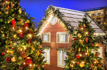 Fototapeta na wymiar Новогодний домик Christmas tree decorations near a wooden house