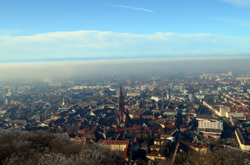 Nebelvorhang vor Freiburg