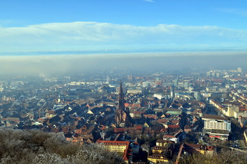 Fototapeta na wymiar Nebelvorhang vor Freiburg