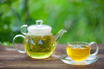 Obraz na płótnie Canvas Crystal cup with green tea on table