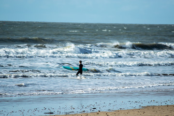 un jeune surfer vend&eacute;e france