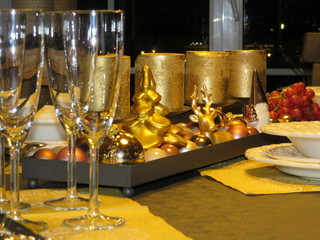 Festlich gedeckte Weihnachtstafel